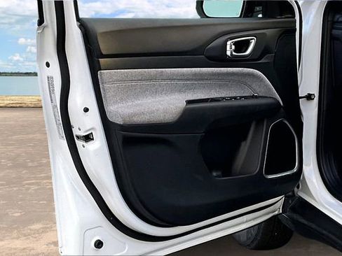 Used 2024 Jeep Compass Latitude image 18