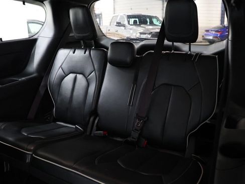 Used 2025 Chrysler Pacifica Limited FWD image 33