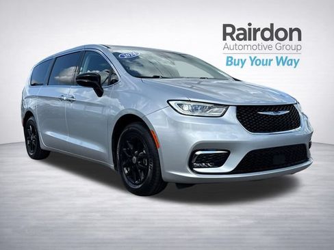 Used 2024 Chrysler Pacifica Touring-L FWD image 1