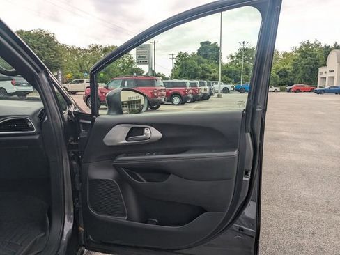Used 2020 Chrysler Pacifica Touring-L FWD image 28