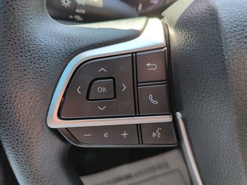 Used 2023 Toyota Highlander L image 18