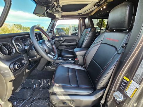 Used 2024 Jeep Gladiator Rubicon w/ Technology Group AWD/4WD image 26