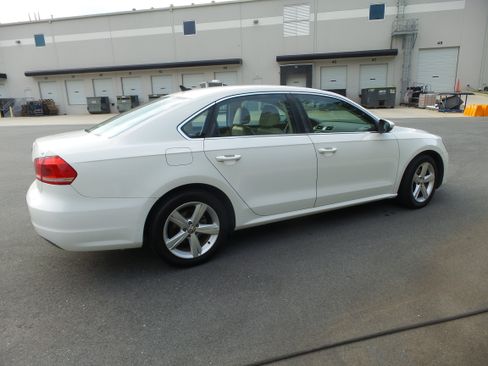 Used 2012 Volkswagen Passat 2.5 SE FWD image 2