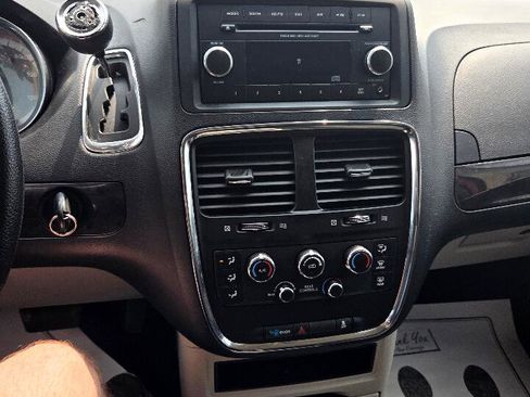 Used 2013 Dodge Grand Caravan SXT image 19