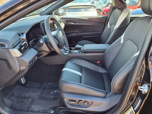 Used 2025 Toyota Camry SE image 12