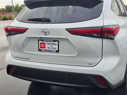 Used 2023 Toyota Highlander LE image 13