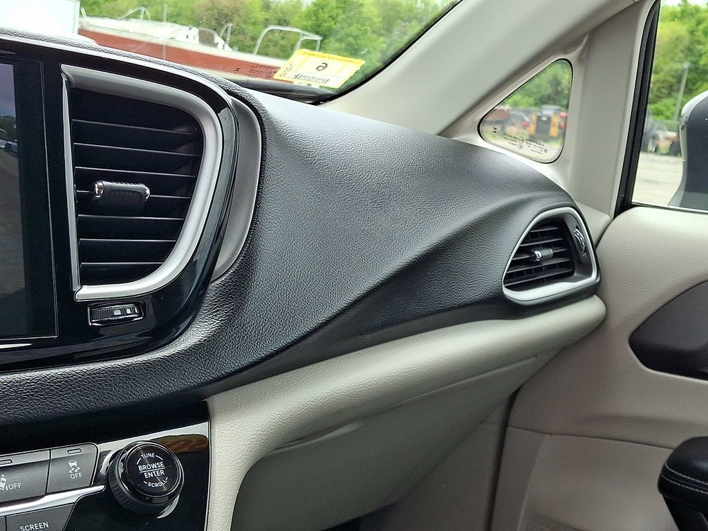 Used 2023 Chrysler Pacifica Touring-L FWD image 27