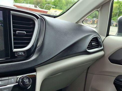 Used 2023 Chrysler Pacifica Touring-L FWD image 27