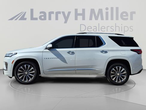 Used 2023 Chevrolet Traverse Premier FWD image 2