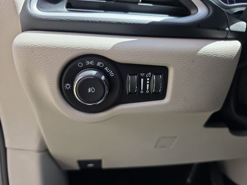 Used 2024 Chrysler Pacifica Touring-L FWD image 20