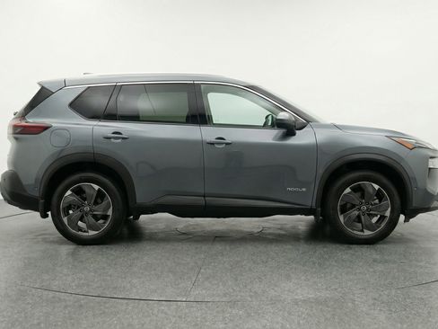 Used 2025 Nissan Rogue SV image 11