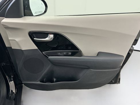 Used 2020 Kia Niro EX image 32