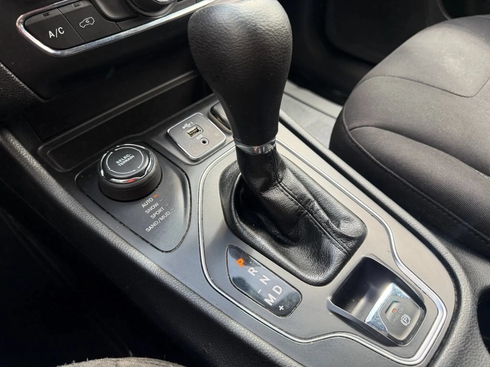Used 2019 Jeep Cherokee Latitude w/ Popular Appearance Group AWD/4WD image 13
