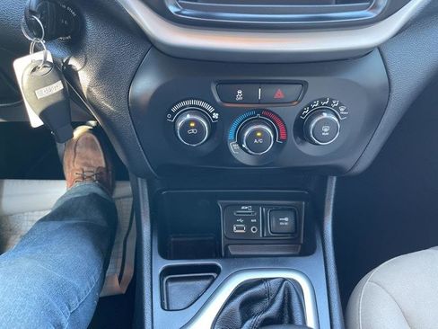 Used 2018 Jeep Cherokee Latitude FWD image 21
