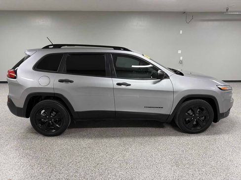 Used 2017 Jeep Cherokee Altitude image 2