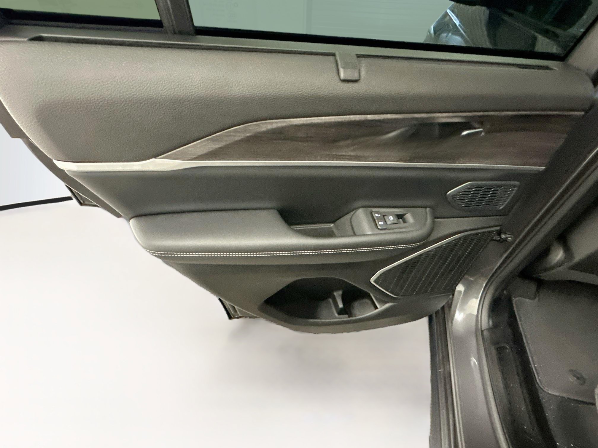 Used 2023 Jeep Grand Cherokee 4WD 4xe w/ Luxury Tech Group II image 27