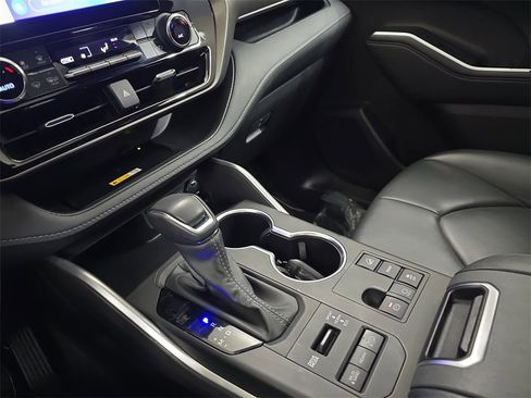 Used 2024 Toyota Highlander XLE image 29