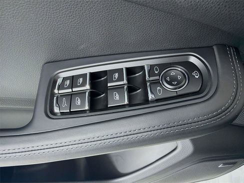 Used 2025 Porsche Macan AWD/4WD image 8