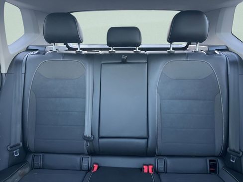 Used 2023 Volkswagen Taos SE w/ Panoramic Sunroof Package image 28