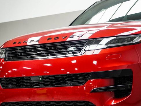 Used 2025 Land Rover Range Rover Sport SE AWD/4WD image 2