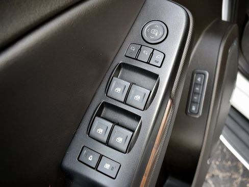 Used 2018 GMC Yukon Denali image 28