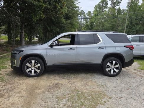Used 2023 Chevrolet Traverse LT w/ LT Premium Package FWD image 5