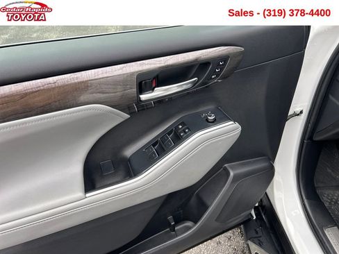 Used 2024 Toyota Highlander Platinum image 12