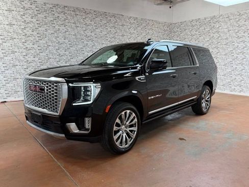 Used 2021 GMC Yukon XL Denali w/ Denali Premium Package AWD/4WD image 3