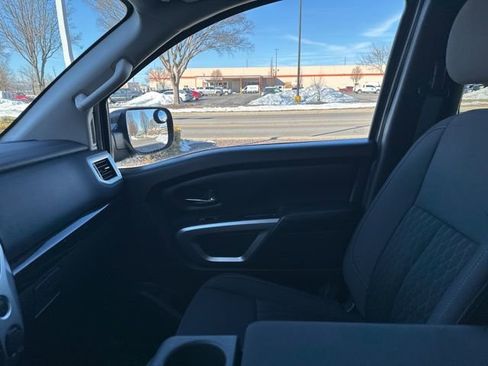 Used 2018 Nissan Titan SV image 24