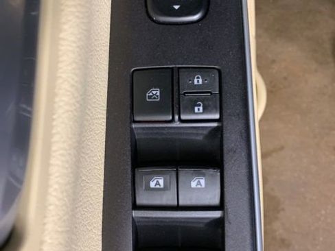 Used 2015 Toyota Camry LE image 17