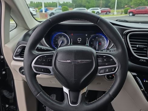 Used 2022 Chrysler Pacifica Touring-L FWD image 26