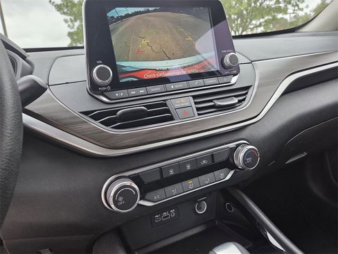 Used 2024 Nissan Altima 2.5 SV image 10