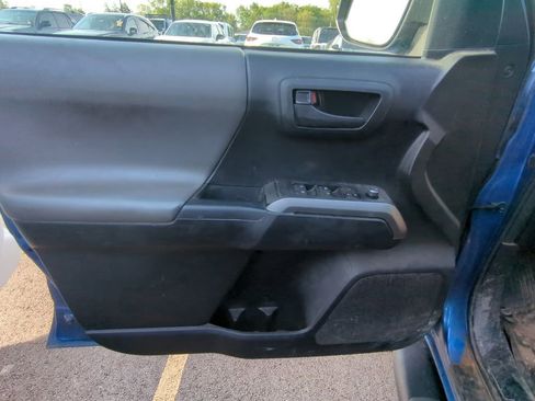 Used 2017 Toyota Tacoma SR5 w/ Tow Package AWD/4WD image 8