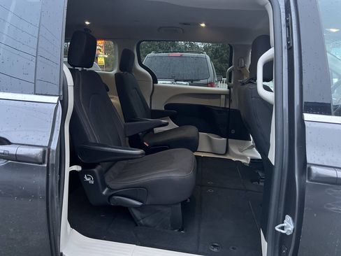Used 2017 Chrysler Pacifica Touring FWD image 30