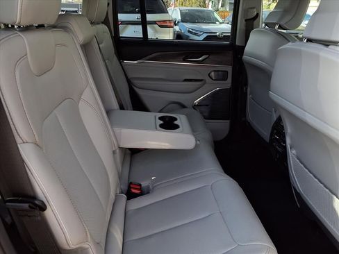 Used 2022 Jeep Grand Cherokee Overland w/ Advanced Protech Group III image 21