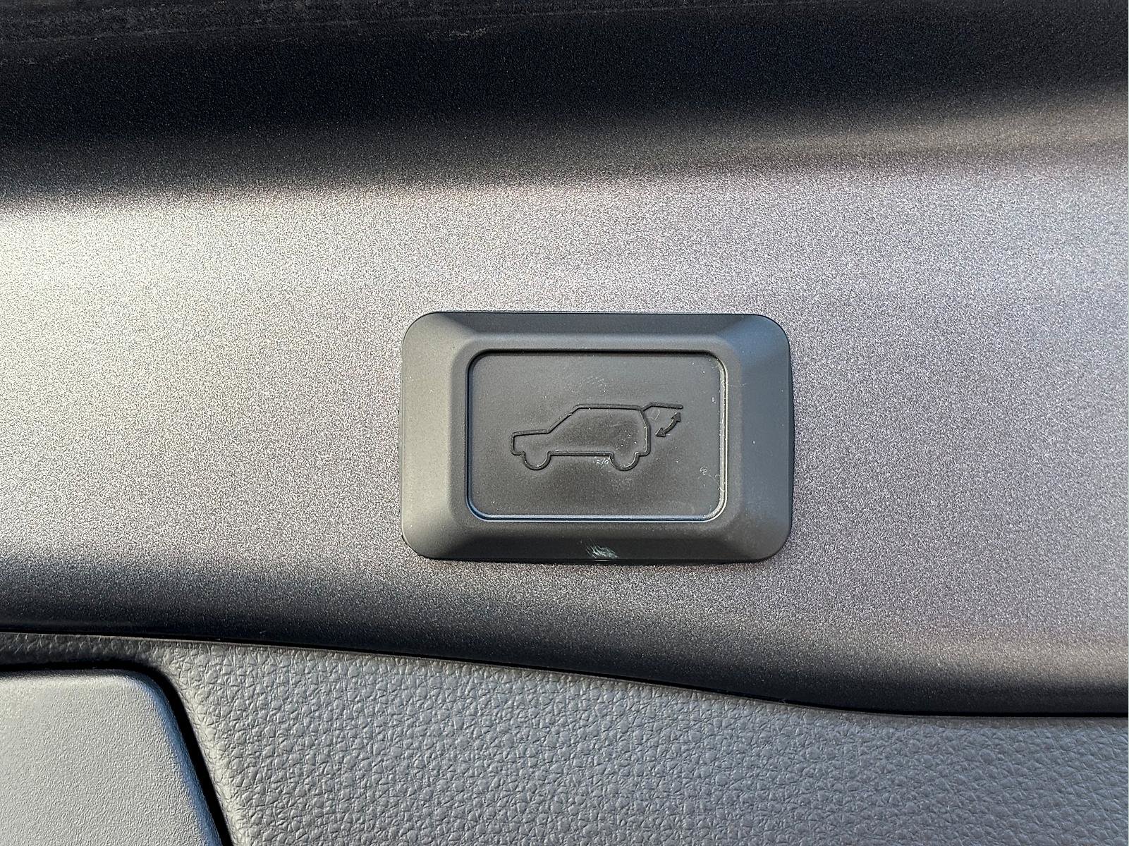 Used 2023 Toyota RAV4 SE AWD/4WD image 6