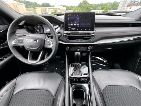 Used 2025 Jeep Compass Trailhawk AWD/4WD image 9