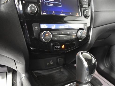 Used 2018 Nissan Rogue SV image 23