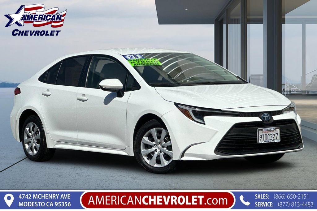 Used 2025 Toyota Corolla LE FWD image 1