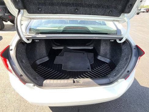 Used 2018 Honda Civic Touring image 9