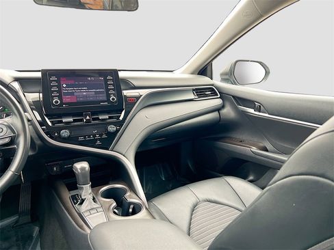 Used 2024 Toyota Camry SE image 21