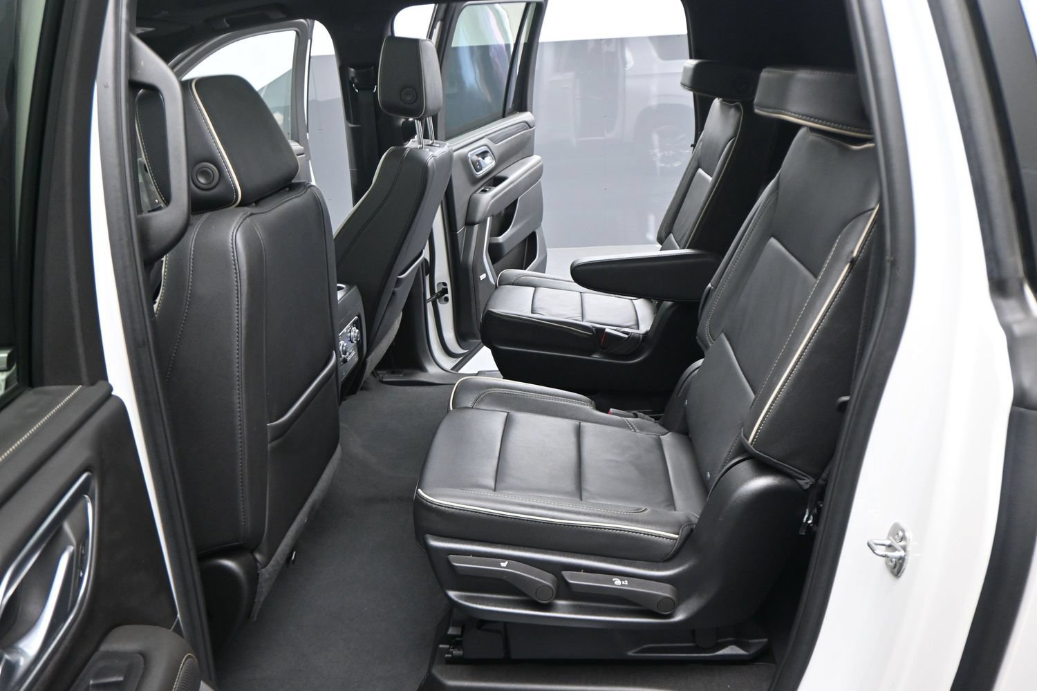 Used 2024 GMC Yukon XL SLT w/ SLT Premium Package RWD image 24