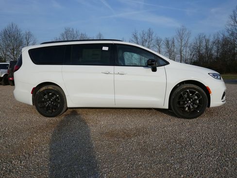 New 2026 Chrysler Pacifica Limited w/ Uconnect Theater Family Group AWD/4WD image 4