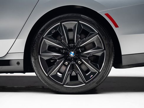 Used 2023 BMW 760i xDrive w/ Executive Package AWD/4WD image 22