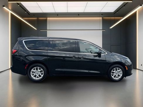 Used 2023 Chrysler Voyager LX FWD image 7