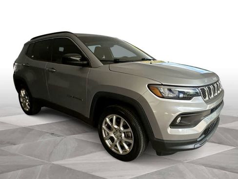 Used 2023 Jeep Compass Latitude AWD/4WD image 2