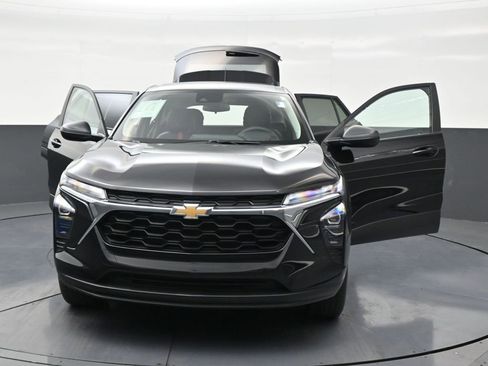 Used 2025 Chevrolet Trax LS image 34
