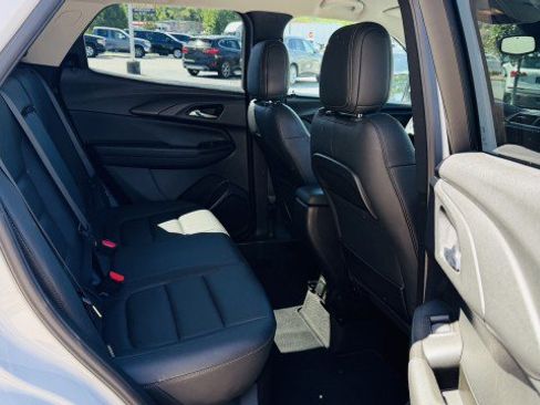 Used 2021 Chevrolet TrailBlazer LT w/ Premium Seating Package FWD image 18