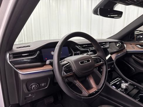 Used 2025 Jeep Grand Cherokee Summit w/ Luxury Tech Group V AWD/4WD image 18