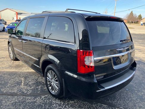 Used 2014 Chrysler Town & Country Touring-L w/ Driver Convenience Group image 5